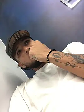 modeloxtz online show from February 2026 01:12:01 AM