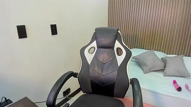 madison saenzz online show from February 2026 07:41:01 PM