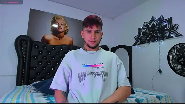 vaalentiino online show from December 2025 06:16:01 PM