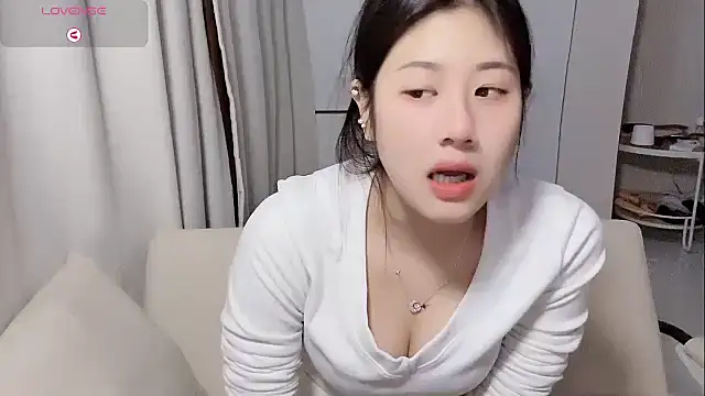 Yvonne-07 online show from April 2026 11:47:01 AM