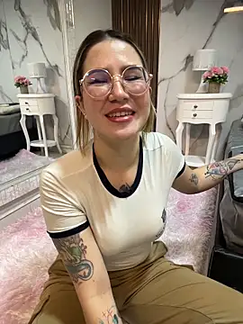 Annyhathatway online show from May 2026 12:51:02 AM