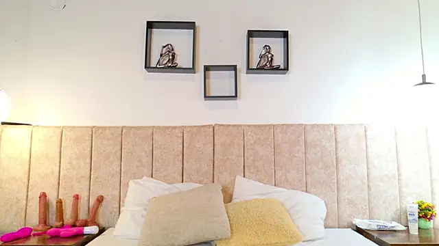 Zoehot 11 online show from April 2026 01:11:01 PM