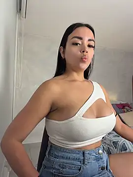 Snapshot of SamVega chatting on May 2026 01:32:02 AM SamVega online show from May 2026 01:32:02 AM