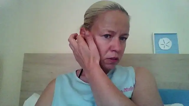 Snapshot of jennyblondeuk chatting on May 2026 03:42:02 PM jennyblondeuk online show from May 2026 03:42:02 PM