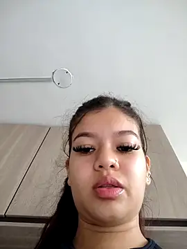 Arimonroee online show from April 2026 06:09:01 PM