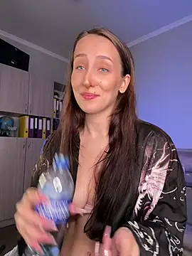 Snapshot of LuxBrunette_ chatting on June 2026 06:19:01 AM LuxBrunette online show from June 2026 06:19:01 AM