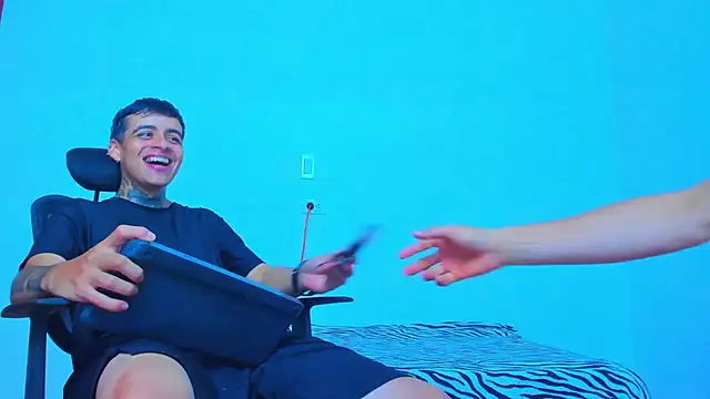 Thomas-Wil online show from April 2026 07:00:02 PM