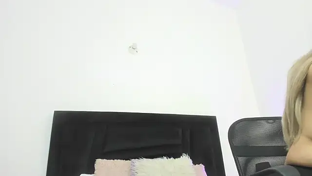 Naugthy Sara online show from April 2026 07:04:02 PM