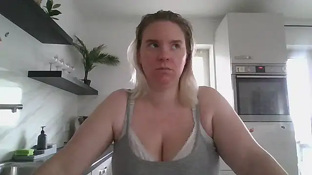 MinchenBienchen98 online show from March 2026 10:32:01 AM