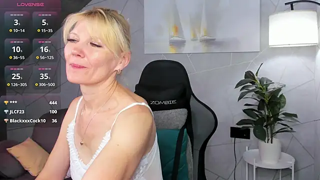 Snapshot of Julie_Lucas chatting on July 2026 03:23:01 AM Julie Lucas online show from July 2026 03:23:01 AM