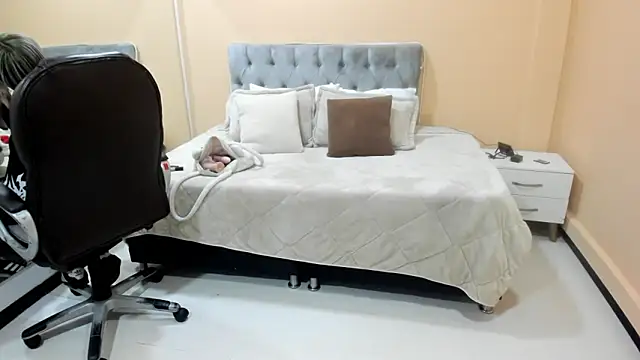 Bela Craxkerr online show from March 2026 11:49:02 AM