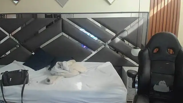 Ambarross  online show from March 2026 12:43:02 PM