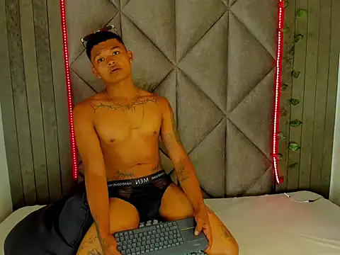 AndrewKenoxx  online show from March 2026 07:44:01 PM