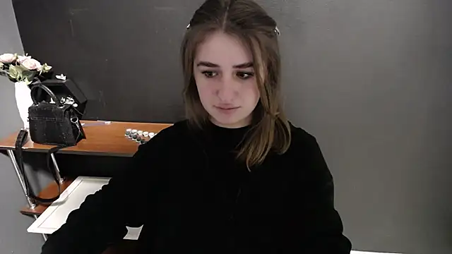 Sunny siren online show from April 2026 12:41:01 PM