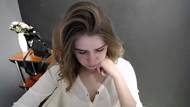 Sunny siren online show from April 2026 12:39:01 PM