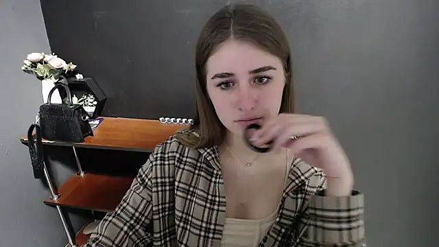 Sunny siren online show from April 2026 12:04:01 PM