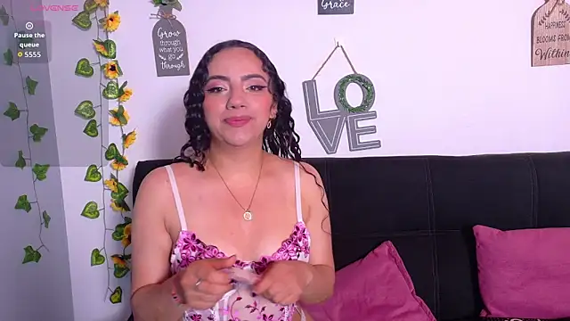 Snapshot of emiily_curly chatting on April 2026 11:20:01 AM emiily curly online show from April 2026 11:20:01 AM