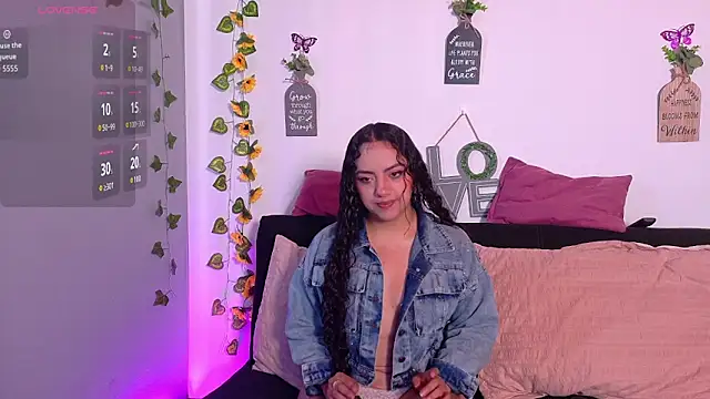Snapshot of emiily_curly chatting on April 2026 12:58:02 PM emiily curly online show from April 2026 12:58:02 PM