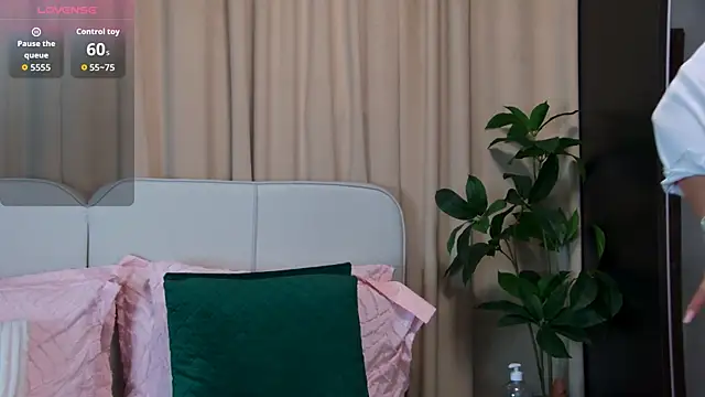 GinaMencee online show from May 2026 08:28:01 PM