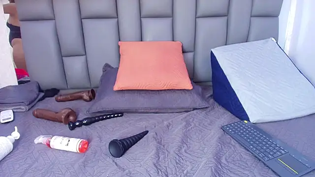 melany roberts  online show from April 2026 03:10:02 AM