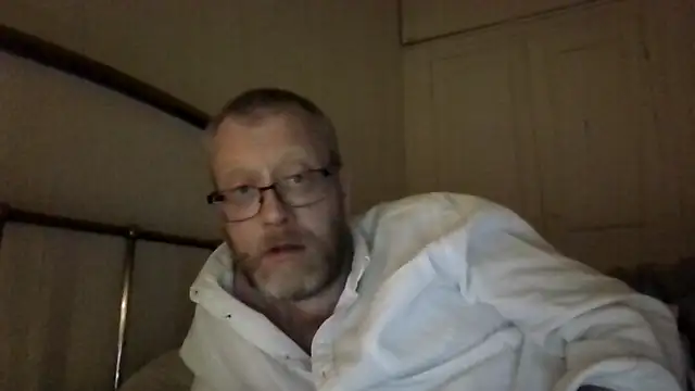 Snapshot of UnshodSixties chatting on May 2026 11:21:01 PM UnshodSixties online show from May 2026 11:21:01 PM