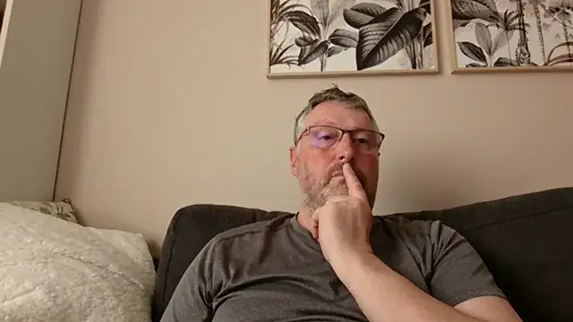 doudou310 online show from April 2026 07:45:01 AM