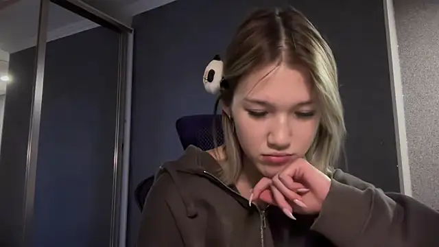 lilXdomiii online show from March 2026 02:17:01 PM