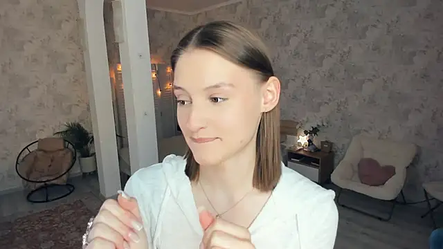 Snapshot of LianneBynon chatting on June 2026 08:34:01 AM LianneBynon online show from June 2026 08:34:01 AM
