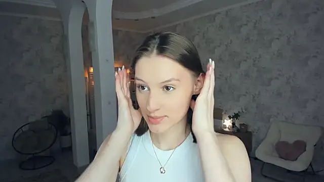 Snapshot of LianneBynon chatting on June 2026 08:38:01 AM LianneBynon online show from June 2026 08:38:01 AM
