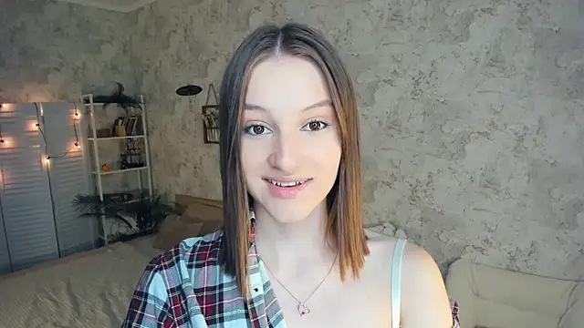 Snapshot of LianneBynon chatting on June 2026 08:33:02 AM LianneBynon online show from June 2026 08:33:02 AM