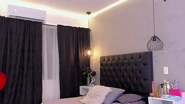 Snapshot of naomi__blair chatting on June 2026 03:31:01 AM naomi blair online show from June 2026 03:31:01 AM