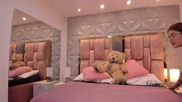 Paris Velvet online show from March 2026 10:25:01 PM