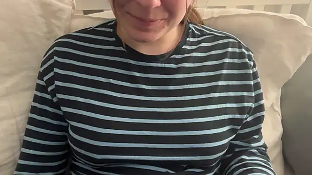 Lucyschickt online show from April 2026 07:19:01 PM