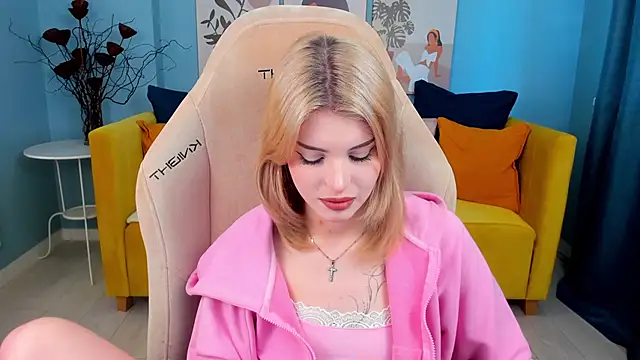 ScarletBlackwood online show from April 2026 04:52:02 AM