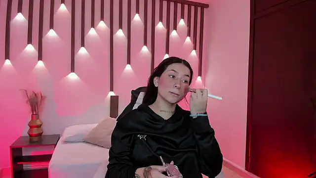 charlottee27  online show from April 2026 02:02:01 AM