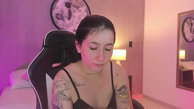charlottee27  online show from June 2026 02:01:01 AM