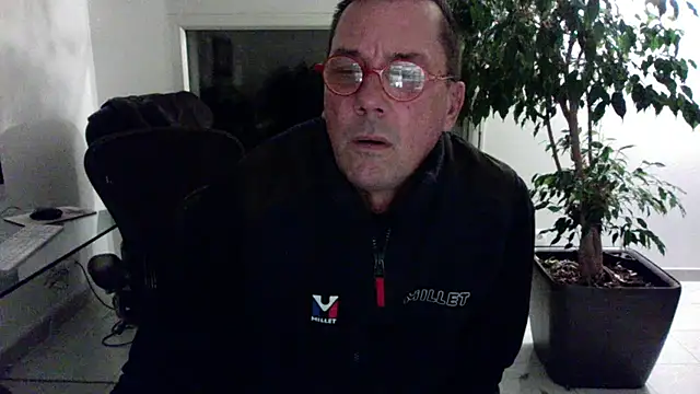 erw4n38 online show from February 2026 09:53:02 PM