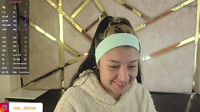 Dahiana Dmour  online show from March 2026 01:04:02 PM