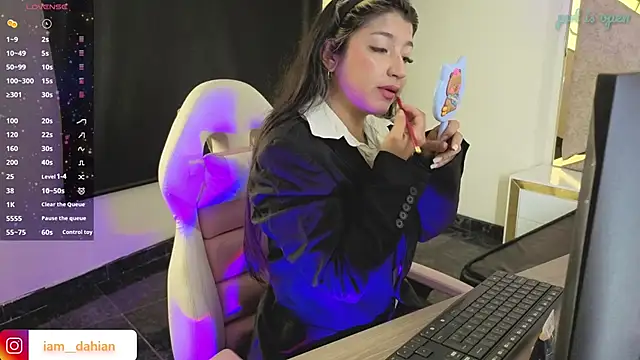 Dahiana Dmour  online show from April 2026 12:49:01 PM