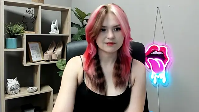 Snapshot of SweetLilyxo chatting on June 2026 07:06:02 AM SweetLilyxo online show from June 2026 07:06:02 AM
