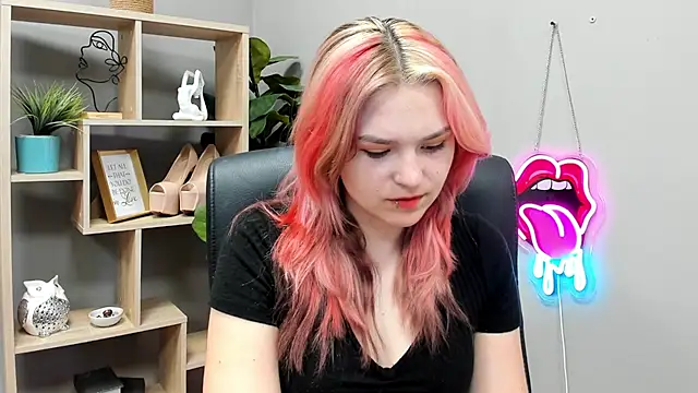 Snapshot of SweetLilyxo chatting on June 2026 06:32:02 AM SweetLilyxo online show from June 2026 06:32:02 AM
