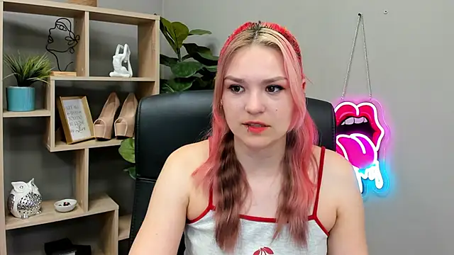 Snapshot of SweetLilyxo chatting on June 2026 06:29:01 AM SweetLilyxo online show from June 2026 06:29:01 AM