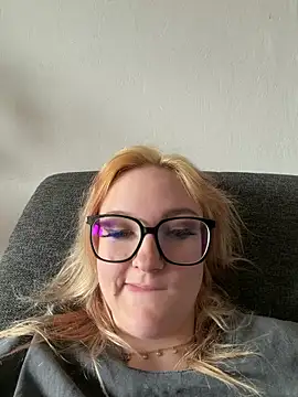 ViviLuu online show from April 2026 10:02:01 AM