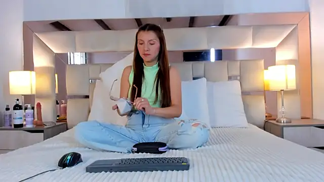 EloiseClairmont online show from April 2026 07:29:01 PM