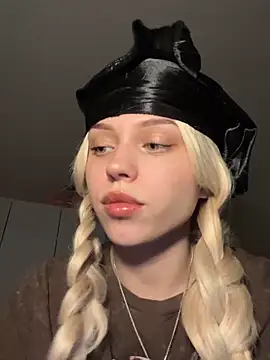  luna fox  online show from March 2026 06:33:01 PM