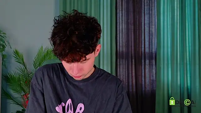 Snapshot of moon_Gloww chatting on March 2026 01:33:02 AM moon Gloww online show from March 2026 01:33:02 AM