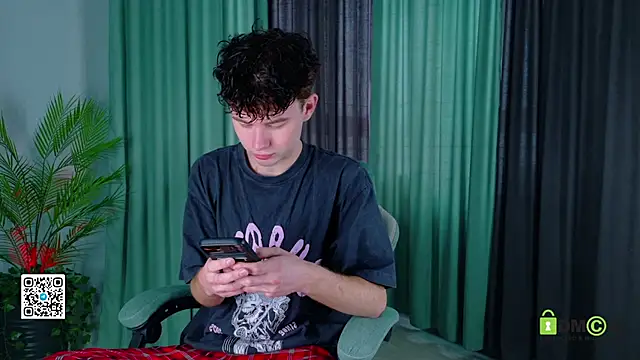 Snapshot of moon_Gloww chatting on March 2026 02:28:02 AM moon Gloww online show from March 2026 02:28:02 AM