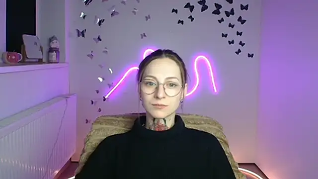 Esmi Winter online show from April 2026 11:28:01 AM