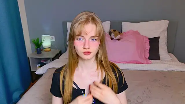 ElfieWhite online show from April 2026 05:56:01 PM