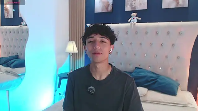 Snapshot of Aiden_Rivers_ chatting on July 2026 01:04:02 PM Aiden Rivers online show from July 2026 01:04:02 PM